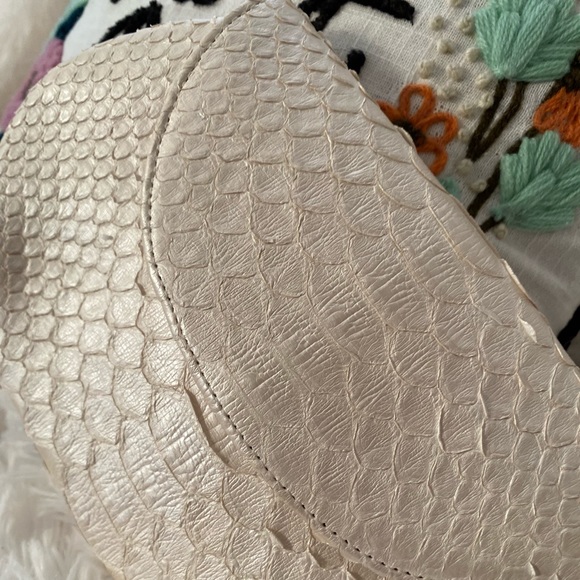 Beautiful white clutch like new - Picture 2 of 4